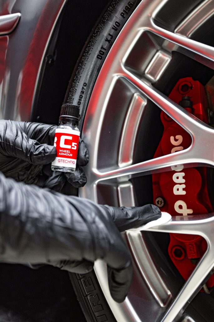 Pose du traitement céramique Gtechniq sur une jante de voiture – detailing auto