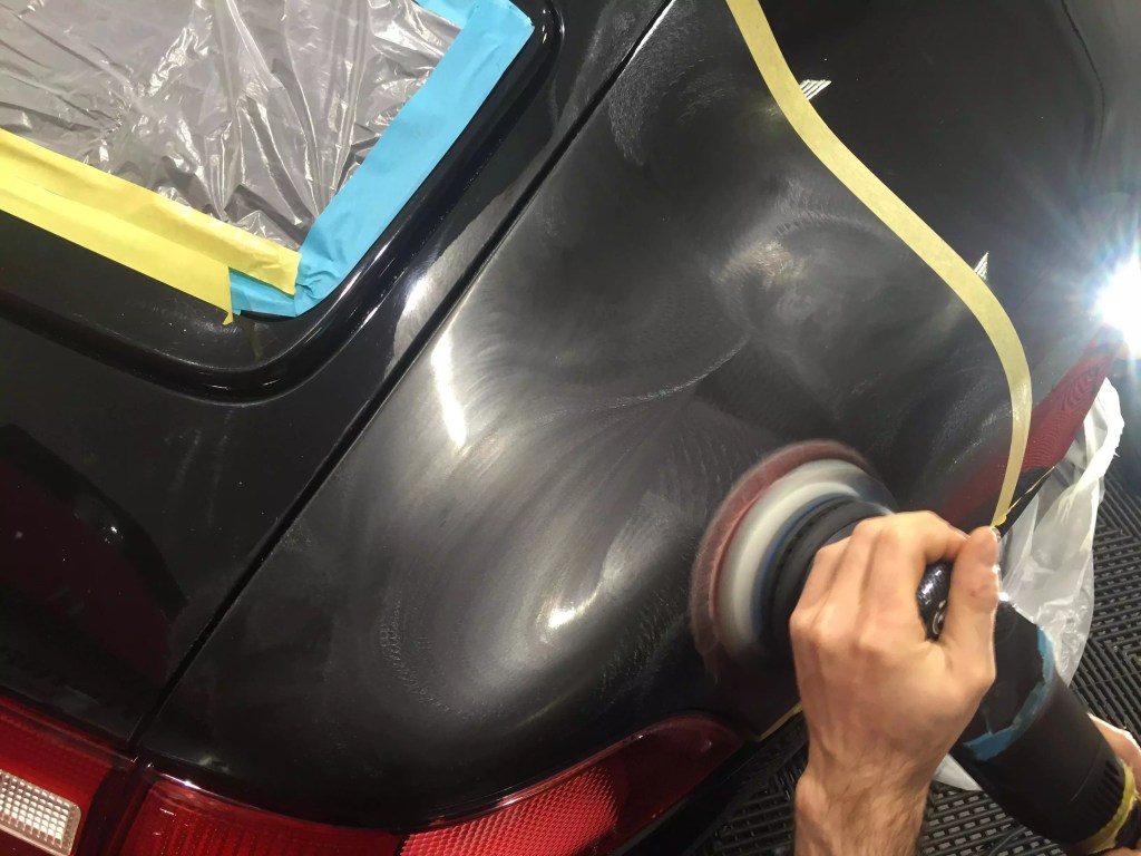 Application professionnelle de polissage sur une carrosserie automobile, éliminant micro-rayures et imperfections pour une finition lisse et brillante – Service de detailing haut de gamme à Rouen, Seine-Maritime.