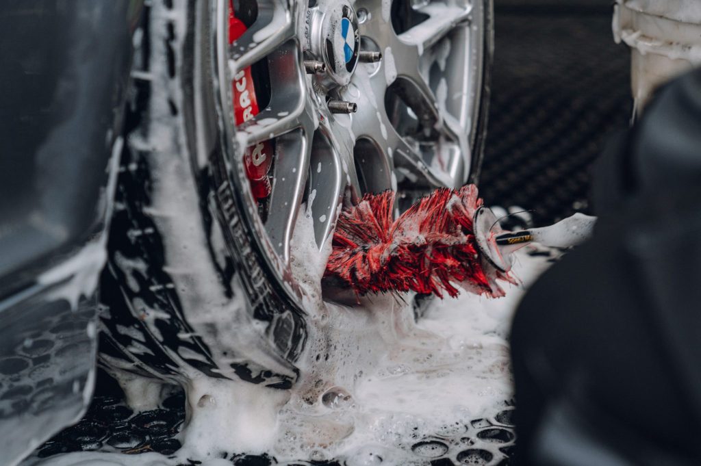 Nettoyage en profondeur d’une jante de voiture – detailing auto