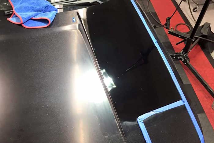 Application d’un test spot sur une carrosserie automobile pour évaluer l’efficacité du polissage et ajuster les paramètres de correction – Service de detailing professionnel à Rouen, Seine-Maritime.